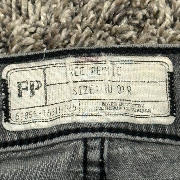 Free People black/grey wash jeans size 31 wholes in knees - Picture 5 of 9